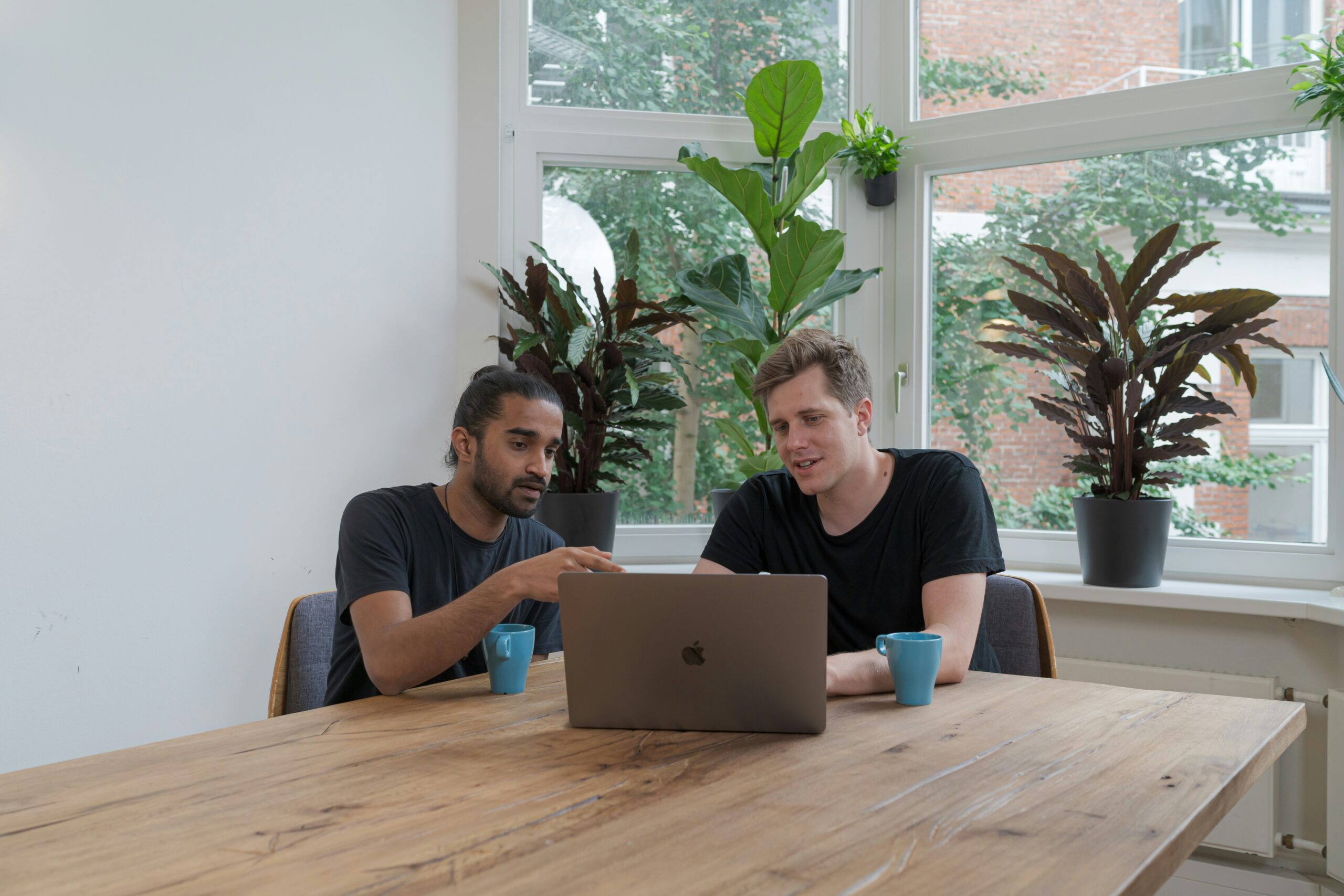 This image of two men working together signifies the importance of learning digital marketing from an experienced marketer.